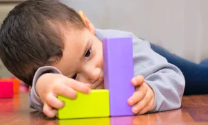 ما هي أبرز علامات التوحد عند الرضع؟ 